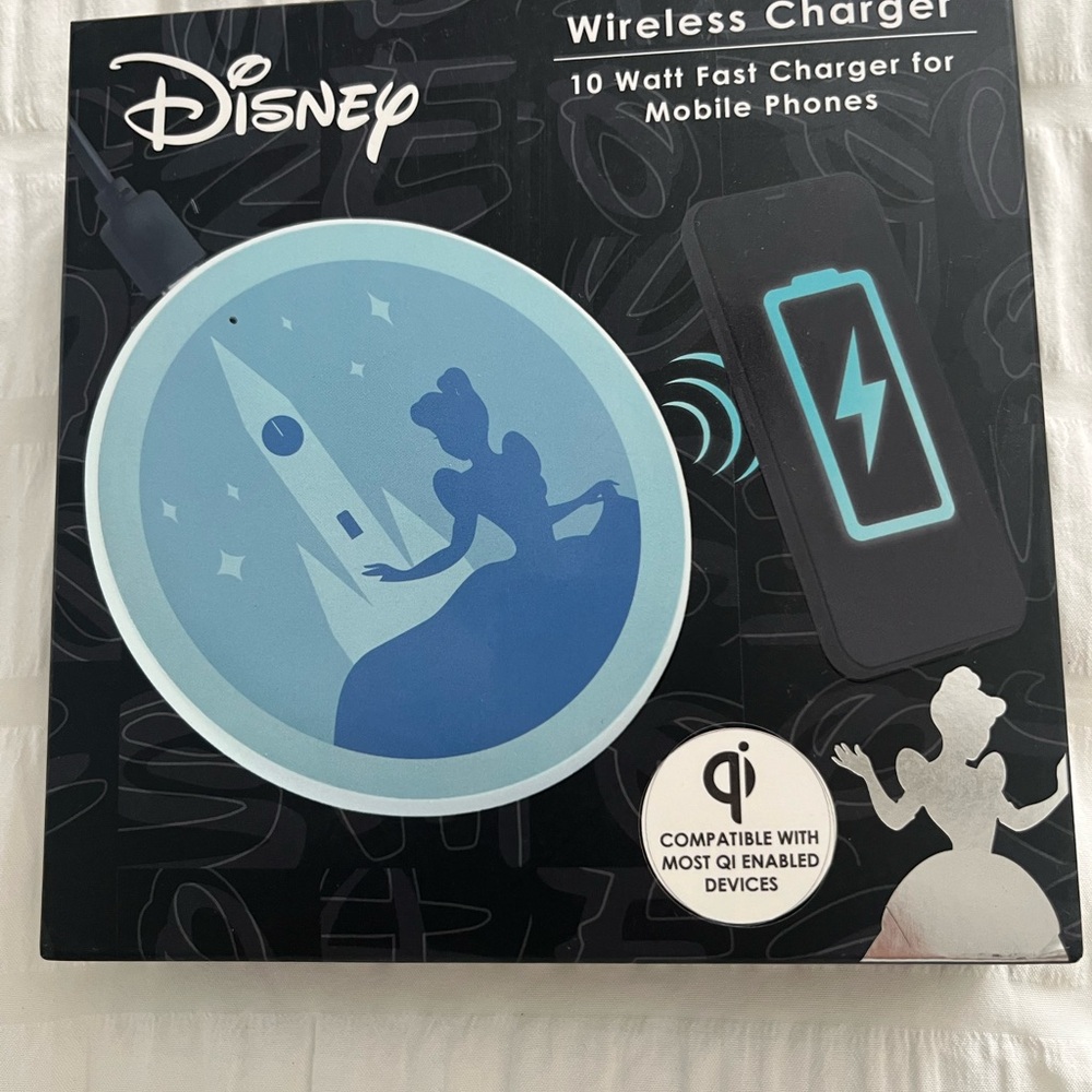 NWOT Disney Wireless Charger with Cinderella Design